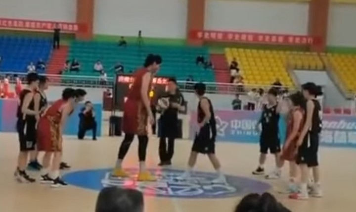 Mladá čínska basketbalistka je o pol metra vyššia od súperiek